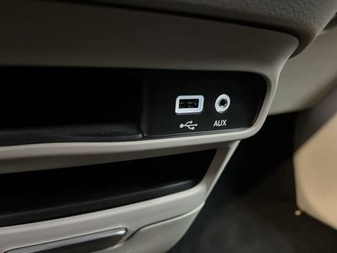 Used 2017 Chrysler Pacifica Touring-L w/ Tire & Wheel Group image 34