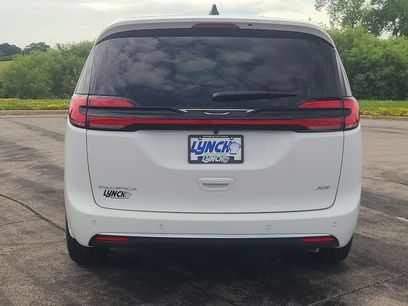 New 2027 Chrysler Pacifica Select w/ Family Tech Group