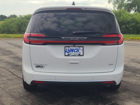 New 2027 Chrysler Pacifica Select w/ Family Tech Group AWD/4WD image 3