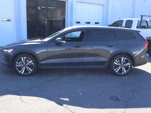 Used 2025 Volvo V60 B5 Cross Country Plus image 7