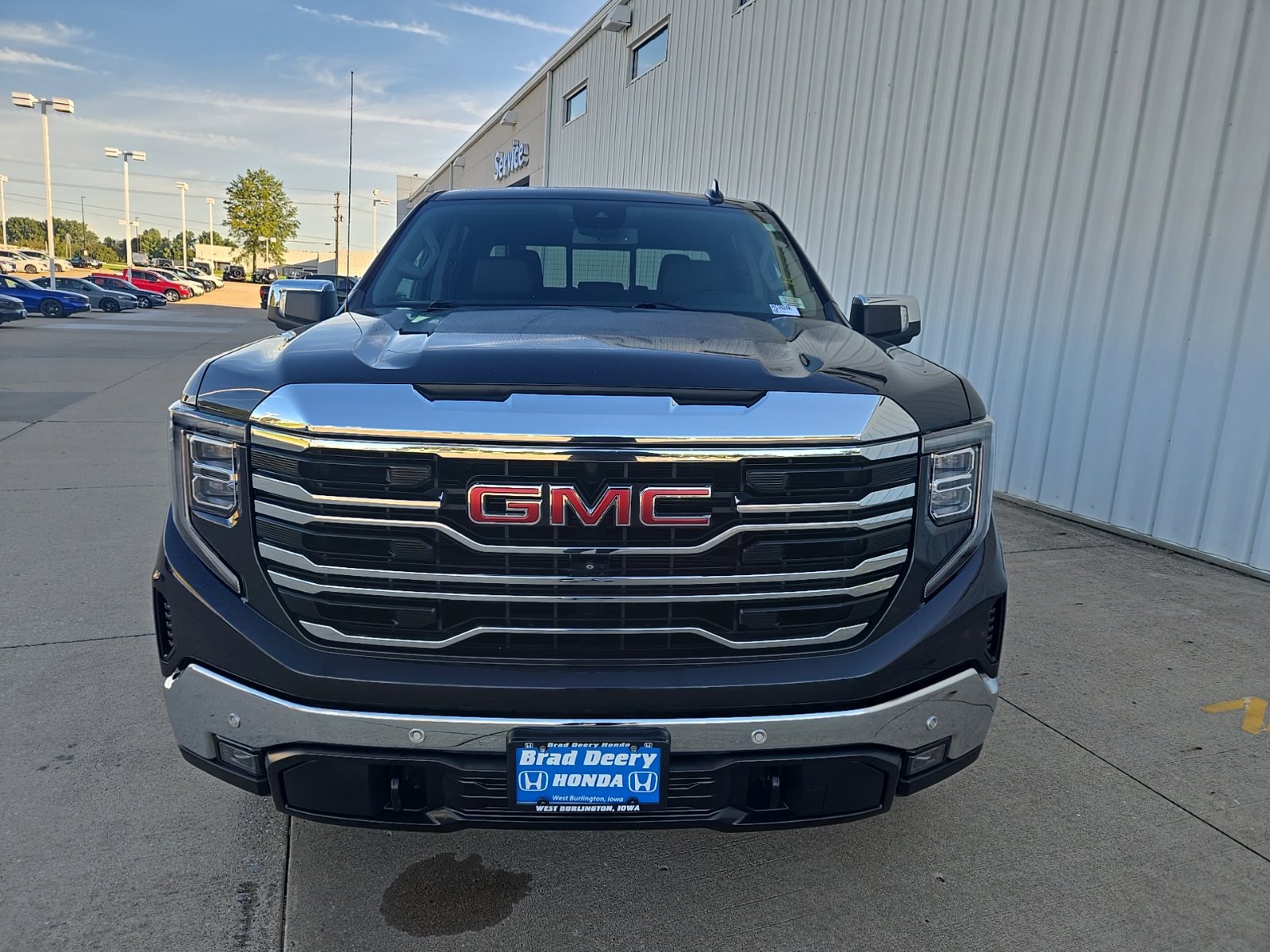 Used 2023 GMC Sierra 1500 SLT w/ SLT Premium Plus Package AWD/4WD image 4