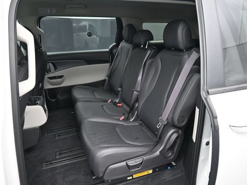 Certified 2024 Kia Carnival LX FWD image 20