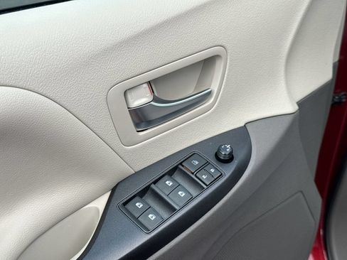 Used 2020 Toyota Sienna LE AWD/4WD image 13
