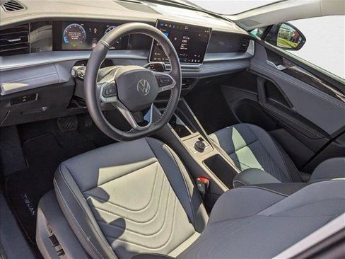 New 2025 Volkswagen Tiguan SE image 3