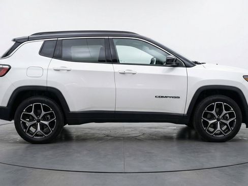 Used 2025 Jeep Compass Limited image 11