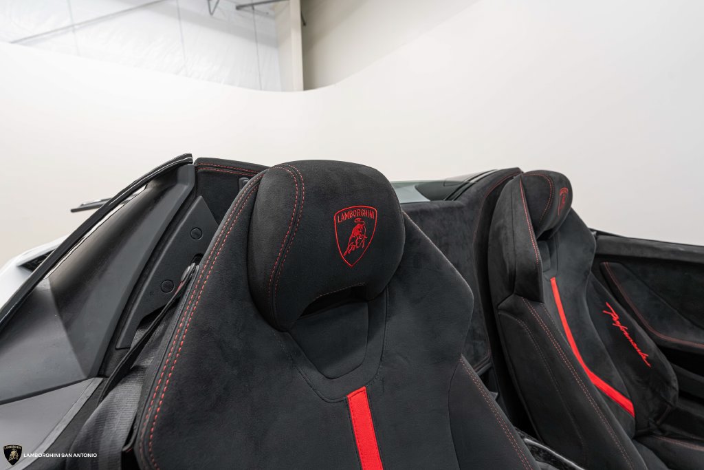 Used 2019 Lamborghini Huracan Performante AWD/4WD image 30