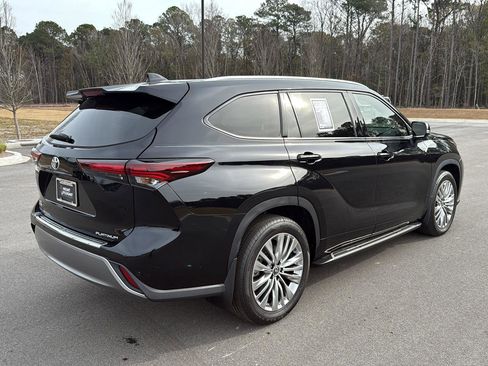 Used 2024 Toyota Highlander Platinum image 7