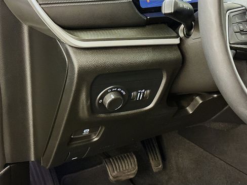 Used 2023 Jeep Grand Cherokee Altitude image 17