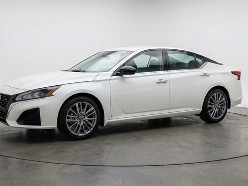 Used 2025 Nissan Altima 2.5 SV FWD image 3