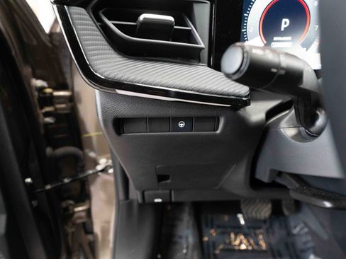 Used 2025 Nissan Kicks SR image 11