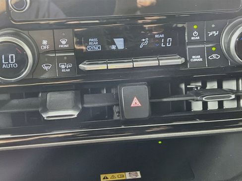 Used 2024 Toyota Highlander XLE FWD image 26