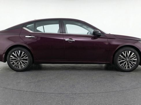 Used 2025 Nissan Altima 2.5 SV FWD image 11