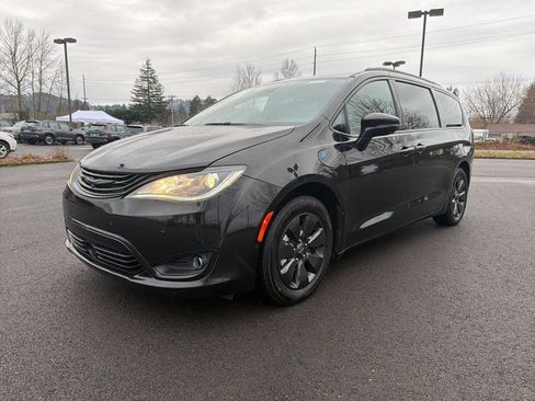 Used 2019 Chrysler Pacifica Limited w/ Advanced Safetytec Group image 3