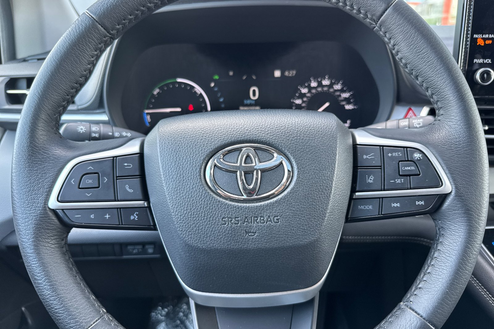 Used 2025 Toyota Sienna XLE FWD image 35