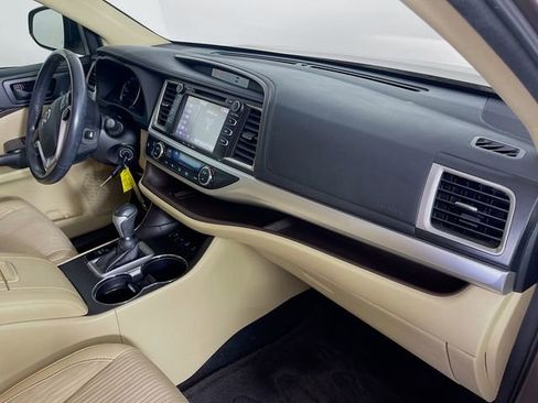 Used 2017 Toyota Highlander Plus AWD/4WD image 29