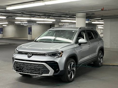 New 2025 Volkswagen Taos SE image 3