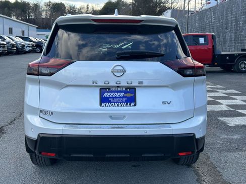 Used 2024 Nissan Rogue SV w/ SV Premium Package image 4