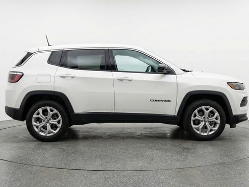 Used 2025 Jeep Compass Latitude image 11