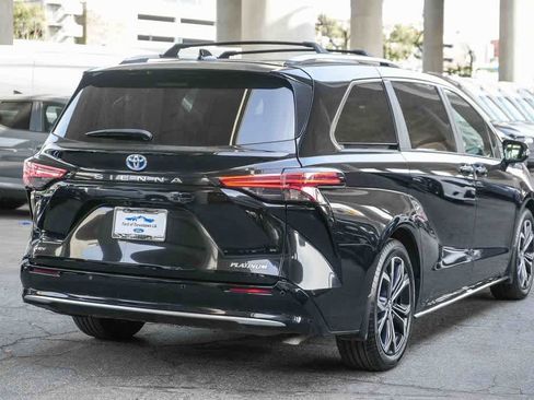 Used 2025 Toyota Sienna Platinum image 6