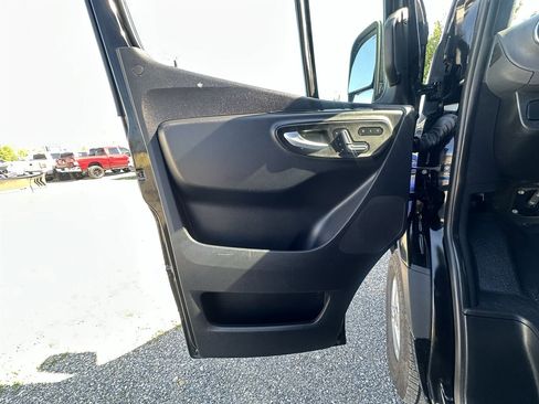 Used 2019 Mercedes-Benz Sprinter 2500 image 39