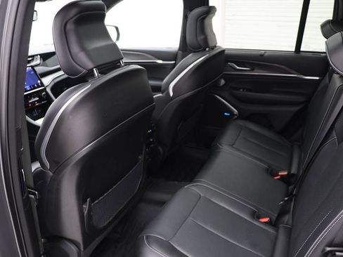 Used 2023 Jeep Grand Cherokee Overland w/ Luxury Tech Group IV image 10