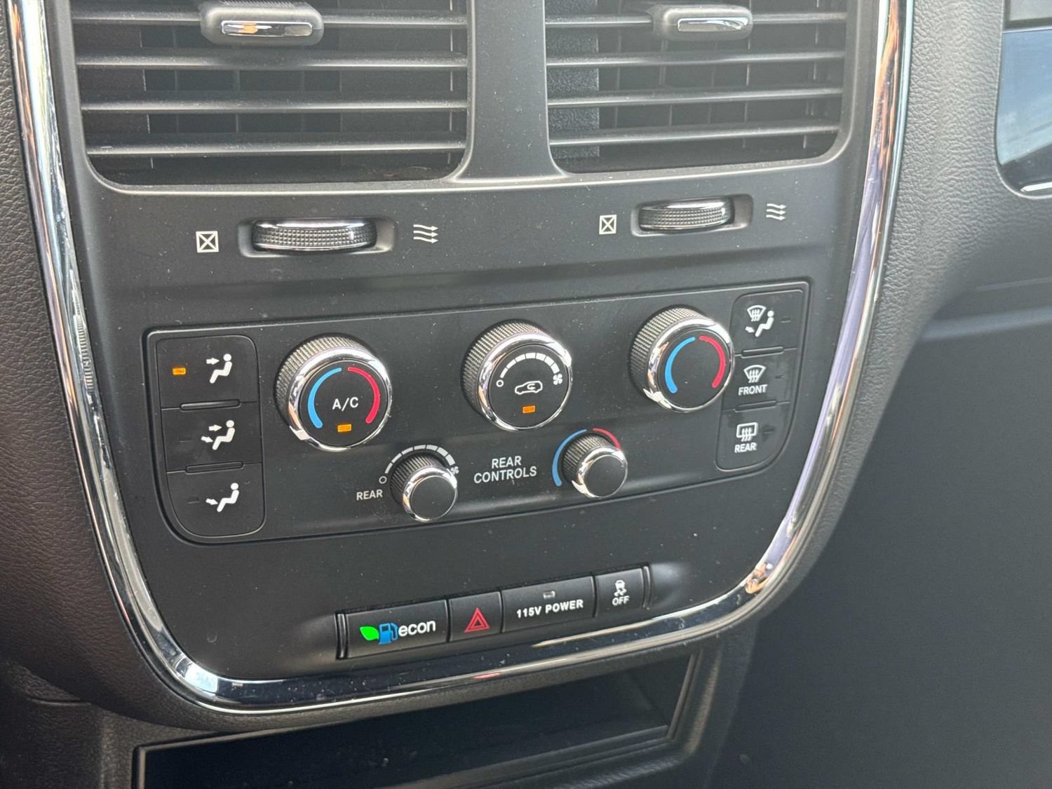 Used 2017 Dodge Grand Caravan SE FWD image 29