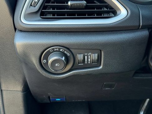 Used 2025 Chrysler Pacifica Select FWD image 18