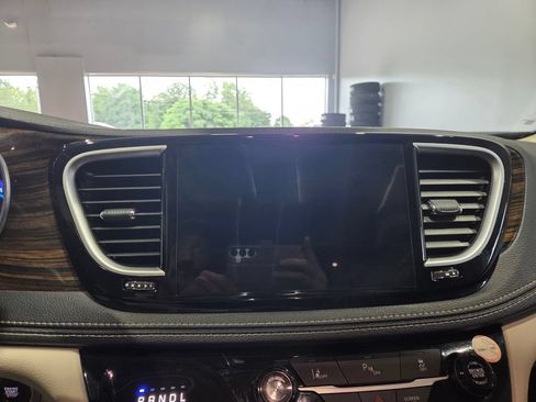 Used 2023 Chrysler Pacifica Limited FWD image 8