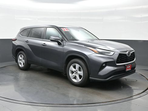 Used 2024 Toyota Highlander LE AWD/4WD image 8