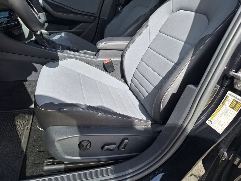 Used 2025 Volkswagen Jetta SE FWD image 25