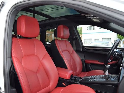 Used 2019 Porsche Macan AWD/4WD image 32