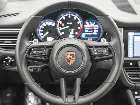 Certified 2024 Porsche Macan image 17