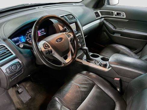 Used 2014 Ford Explorer XLT w/ Equipment Group 202A image 9