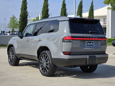 Used 2025 Lexus GX 550 w/ Accessory Package (2T) image 3