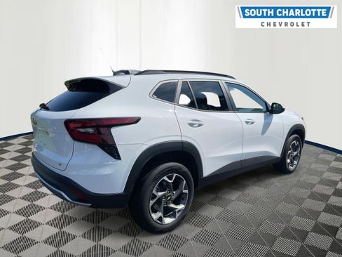 Used 2025 Chevrolet Trax LT FWD image 4