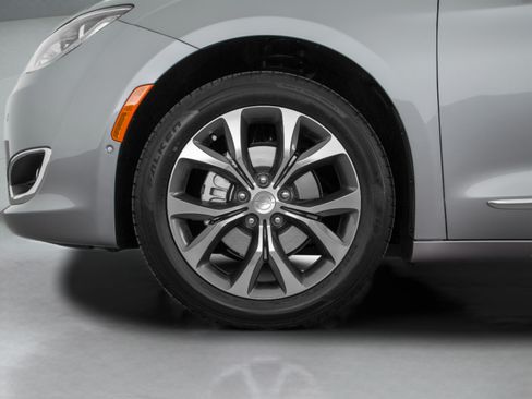 Used 2018 Chrysler Pacifica Limited FWD image 56