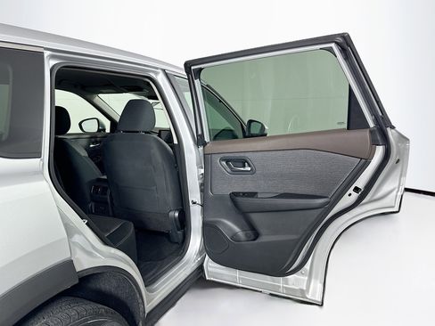 Used 2023 Nissan Rogue SV image 28