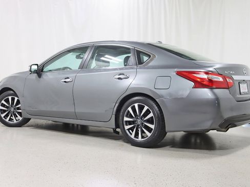 Used 2017 Nissan Altima 2.5 SL w/ Moonroof Package image 9
