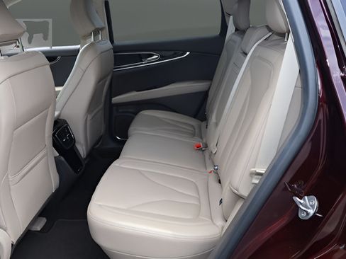 Used 2022 Lincoln Nautilus FWD w/ Premium Package image 15