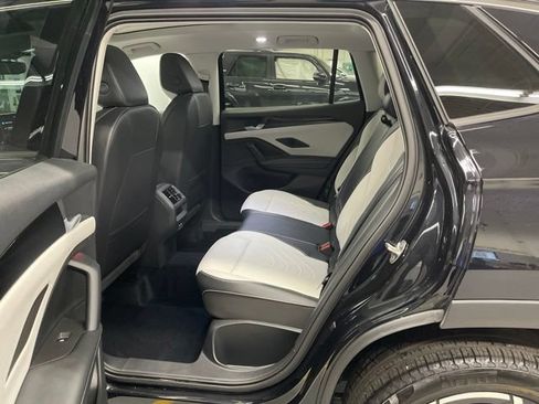 Used 2025 Volkswagen Tiguan SE w/ Panoramic Sunroof Package AWD/4WD image 8
