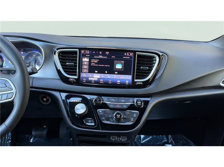 Used 2025 Chrysler Pacifica Select FWD image 34