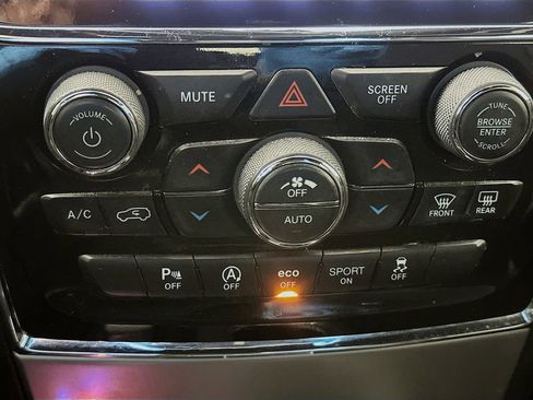 Used 2021 Jeep Grand Cherokee Laredo X image 24