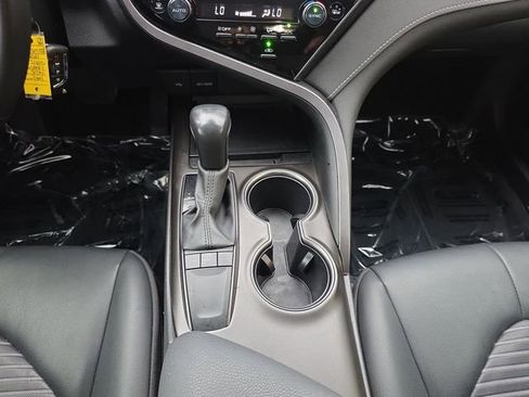Used 2024 Toyota Camry SE image 3