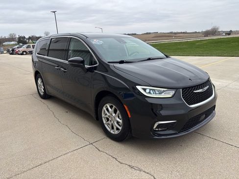 Used 2023 Chrysler Pacifica Touring-L FWD image 3