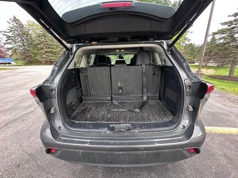 Used 2023 Toyota Highlander XLE AWD/4WD image 10