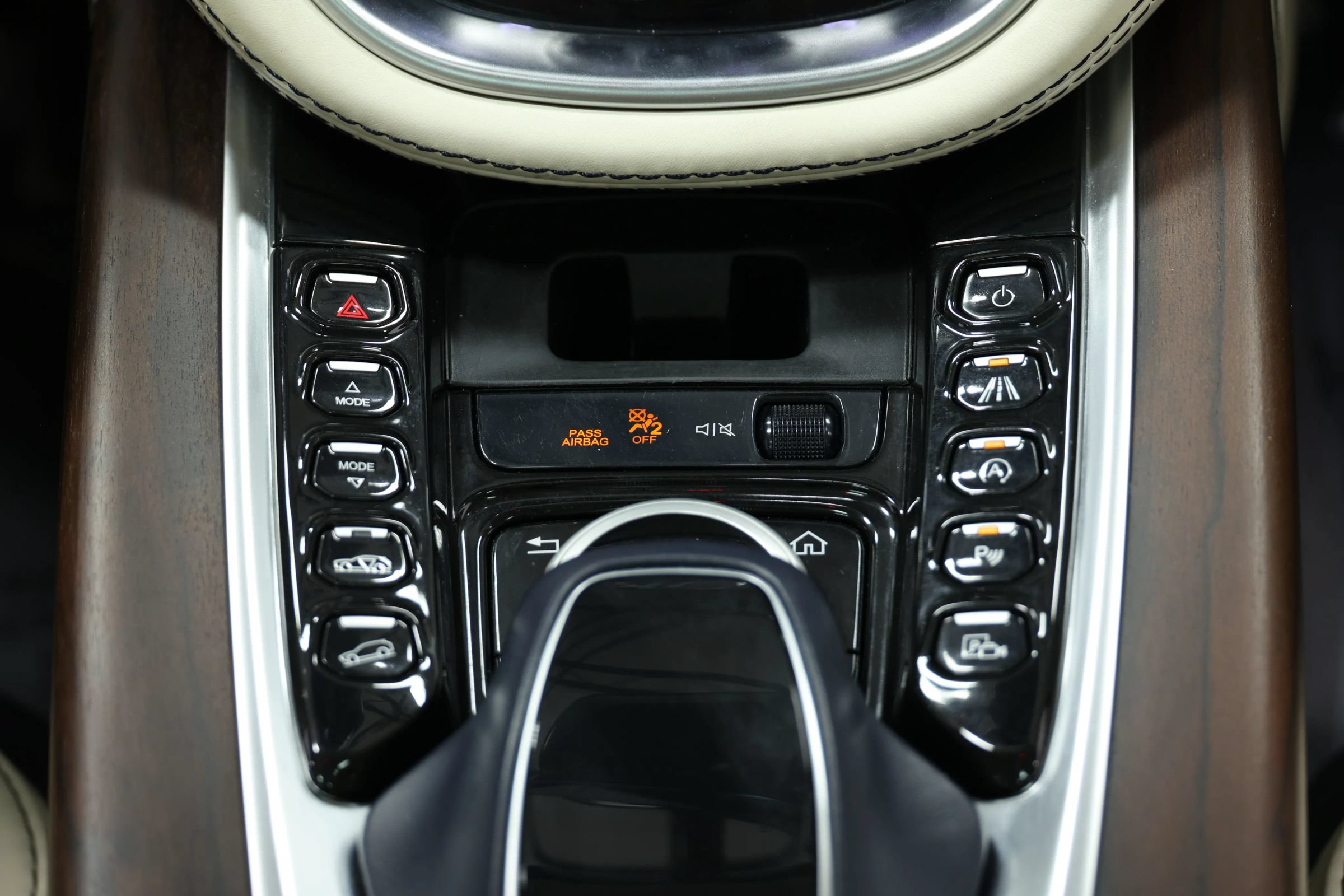 Used 2021 Aston Martin DBX AWD/4WD image 40