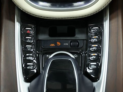Used 2021 Aston Martin DBX AWD/4WD image 40