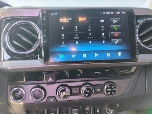 Used 2018 Toyota Tacoma TRD Sport w/ Technology Package image 17