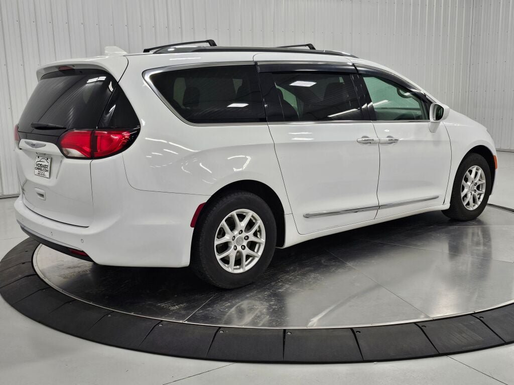 Used 2020 Chrysler Pacifica Touring-L FWD image 5