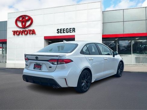 Used 2023 Toyota Corolla SE w/ SE Premium Package FWD image 3